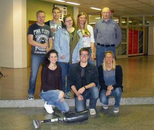Die Projektgruppe der Orthopädiemechaniker mit Franko Klahr (li.) und Abteilungsleiter Dubbert (re.) Die Projektgruppe der Orthopädiemechaniker mit Franko Klahr (li.) und Abteilungsleiter Dubbert (re.)