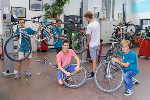 Mit System am Fahrrad basteln!- Sommerschüler in Aktion